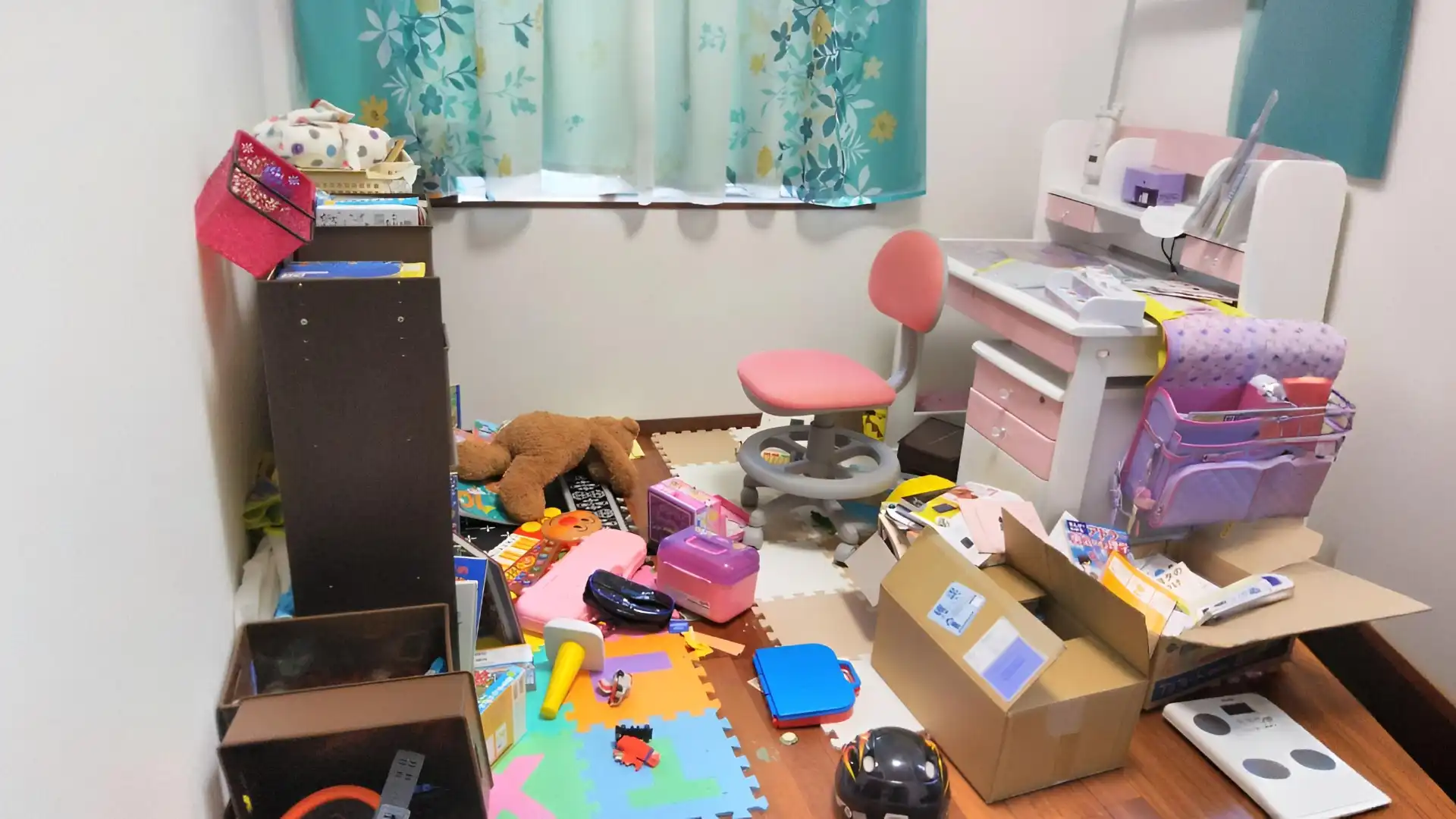 俯いてうつむく人物が、両手を広げ、希望に満ちた姿に変わる図