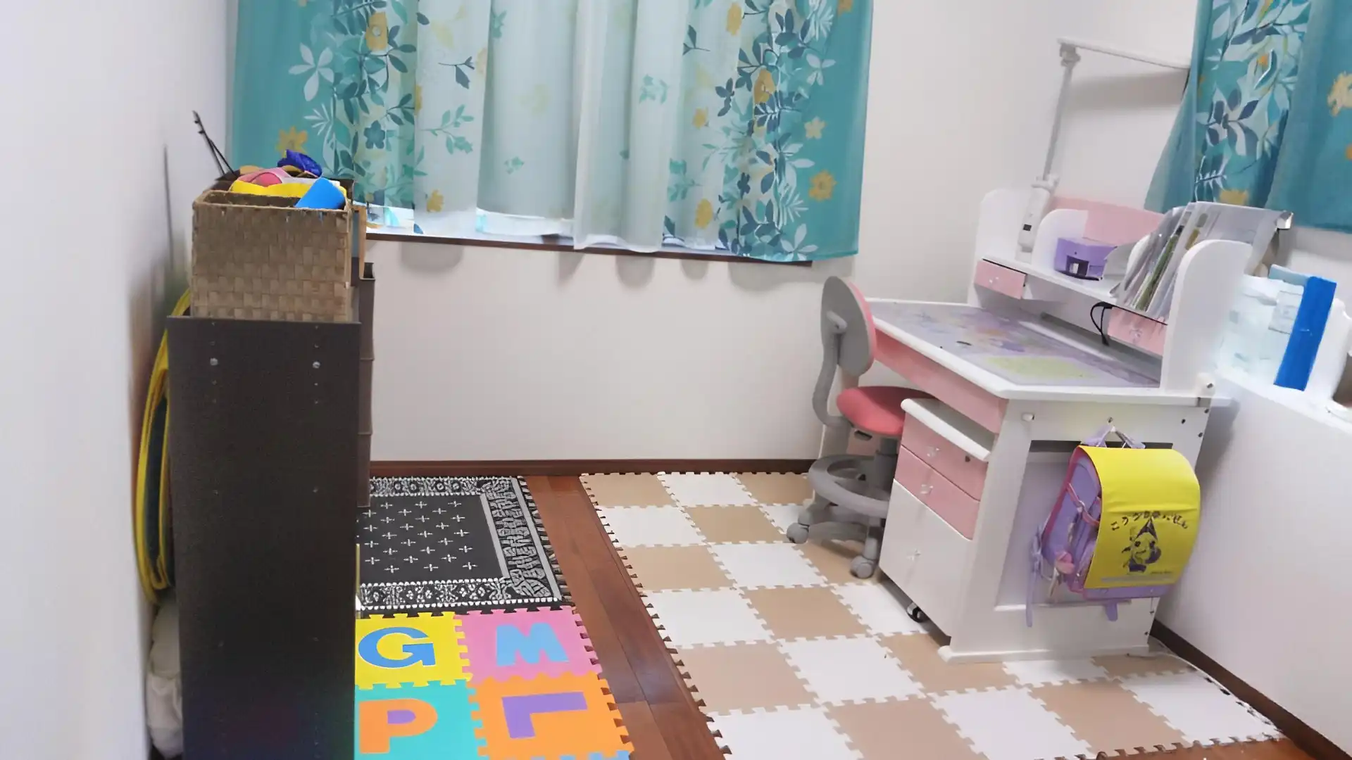 片付けられ、すっきりと整頓された娘の部屋。学習机も整い、明るく清潔感がある。